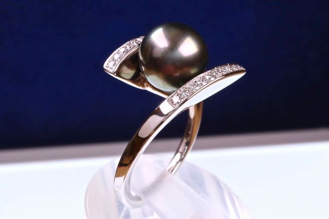 Null 18 kt white gold ring set with a 9.5 mm Tahitian grey cultured pearl and tw&hellip;