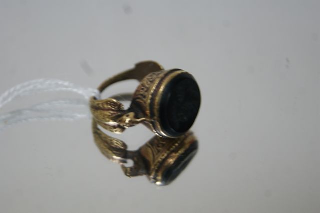 Null Bague en métal argenté, sertie d'une intaille en onyx, décor à l'antique. T&hellip;