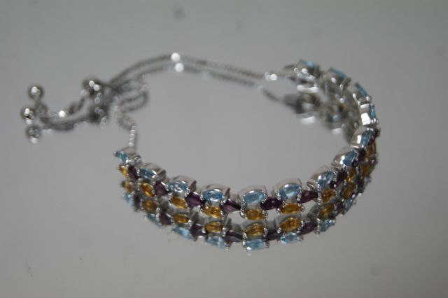 Null 银手镯，装饰有蓝色黄宝石、黄水晶和紫水晶。毛重：11.46克