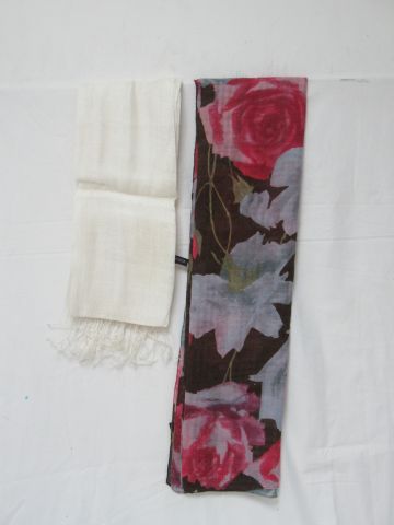 Null Stola in lana e seta con motivo a rose. Un foulard bianco di cotone e seta &hellip;