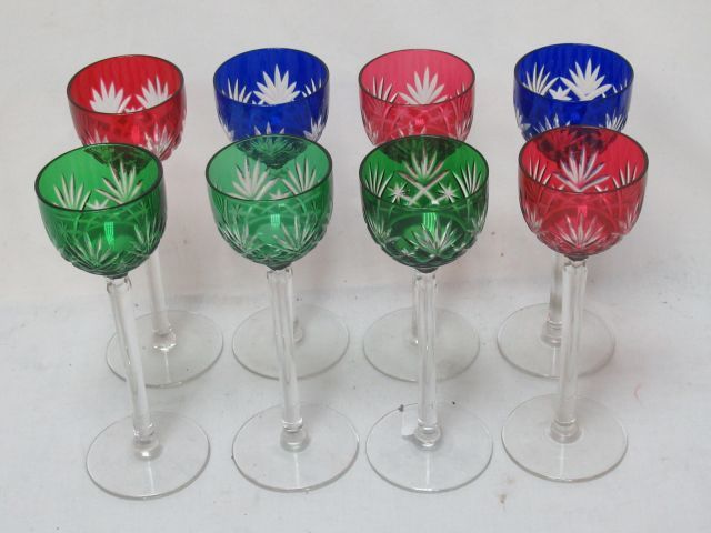 Null En el estilo de Saint Louis, 8 copas de cristal tallado de colores para dig&hellip;
