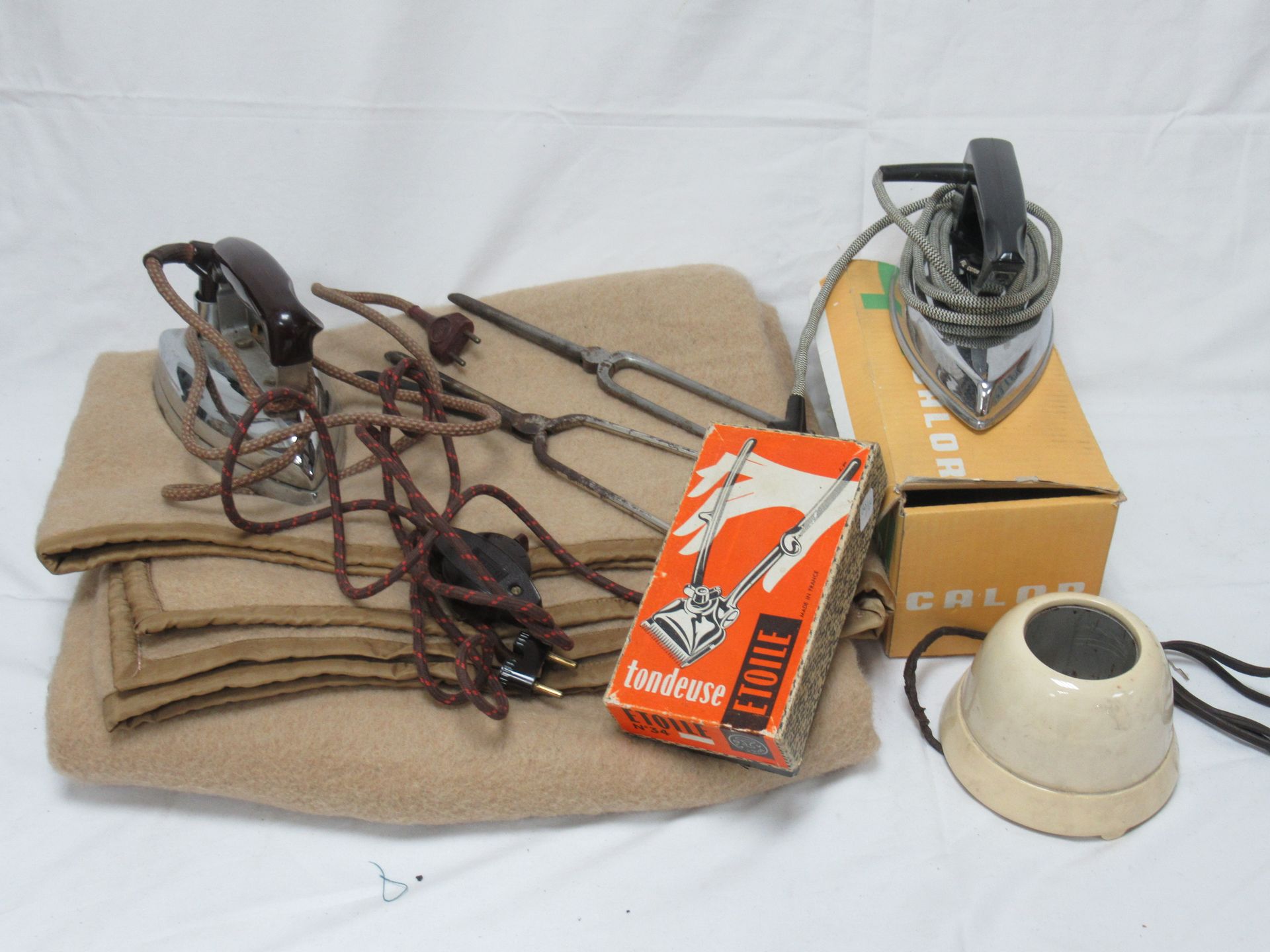 Null 古董电气用品套装，包括一个陶瓷奶瓶加热器，2个卡洛尔电熨斗，一个加热毯，2个手动剪，2个卷发器。约1950/60年。
