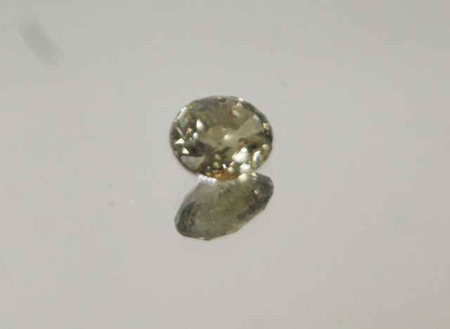 Null 绿色和黄色的椭圆蓝宝石，纸质。

附有GFCO证书，证明没有经过热处理，产地为马达加斯加。

重量：2.10克拉。