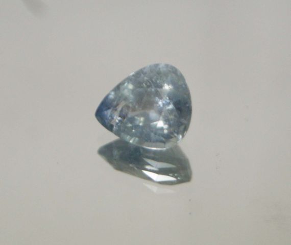 Null 梨形切割的蓝宝石在纸上。

重量 : 4,33克拉左右。