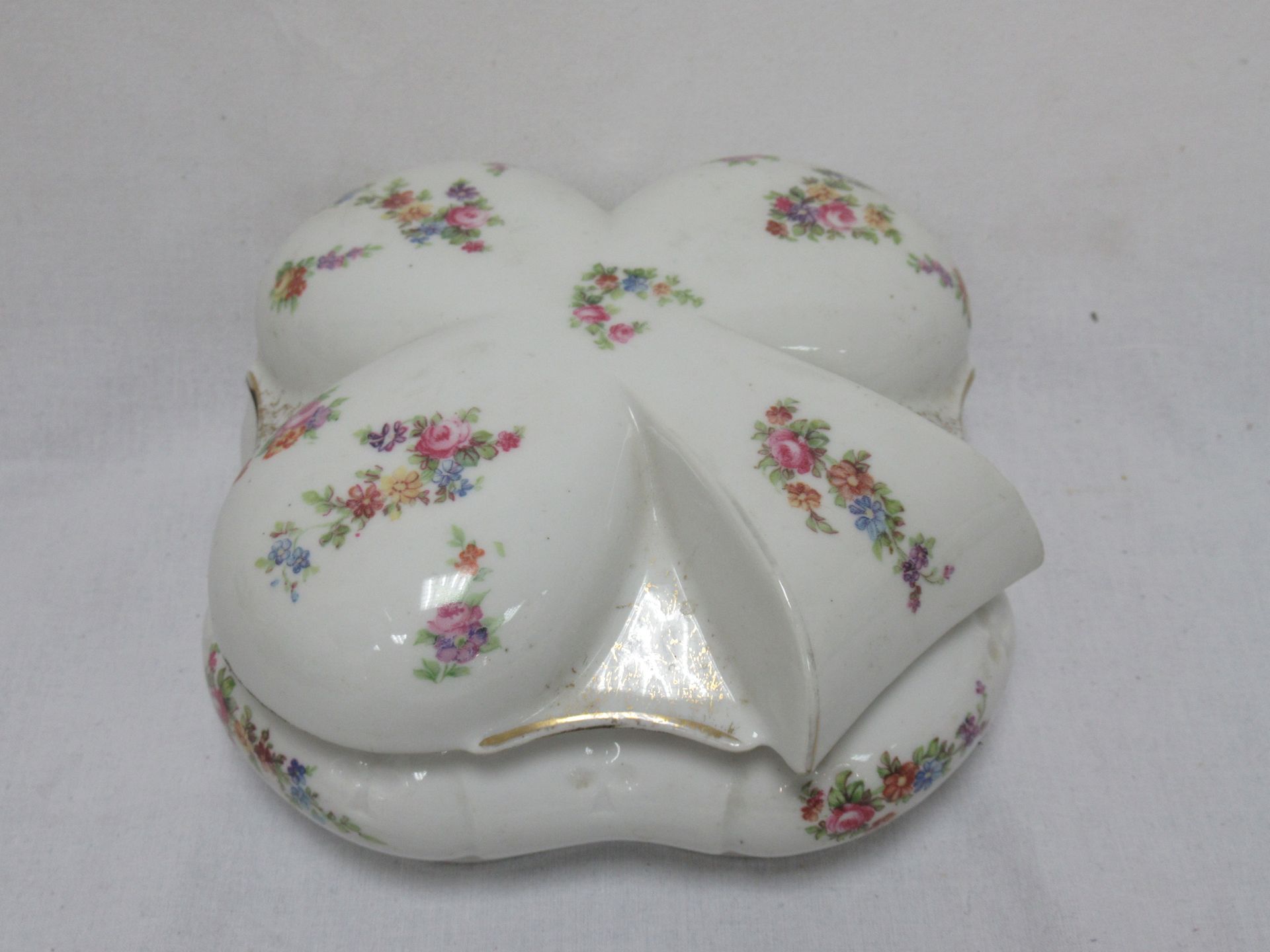 Null White porcelain candy box with plant decoration. 8 x 14 cm