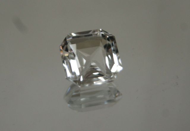 Null Important white quartz octagonal cut on paper

Weight : 7,38 carats approx.