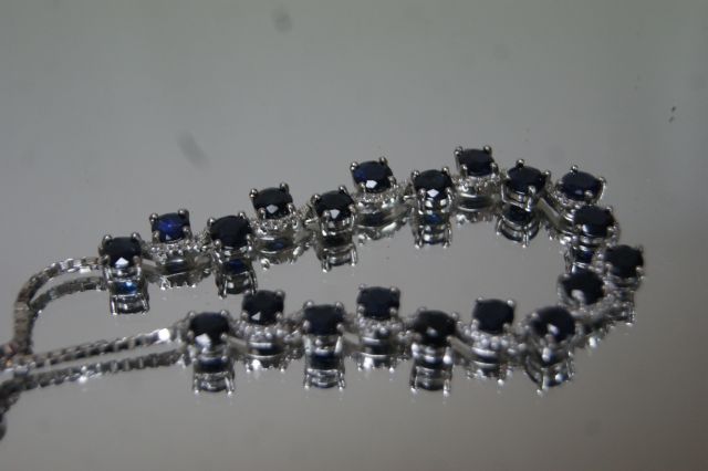 Null Silver bracelet, set with round sapphires. Gross weight: 14,25 g
