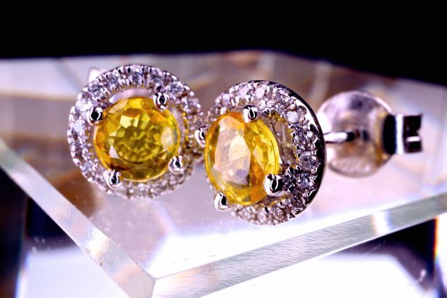 Null 18K白金耳环，镶有2颗天然明亮式切割的黄色蓝宝石，每颗约0.23克拉，其天然钻石镶嵌，总重0.07克拉。1,82g.带箱子和证书。