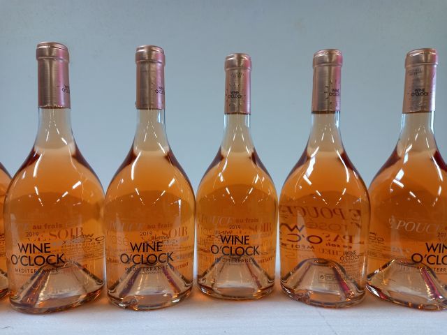 Null 8 bottles of Rosé 2019. Wine o'clock. Mediterranean vintage.