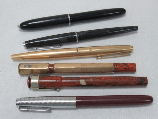 Null Lot de stylos plumes anciens en métal et bakélite. Dont Parker. On y joint &hellip;