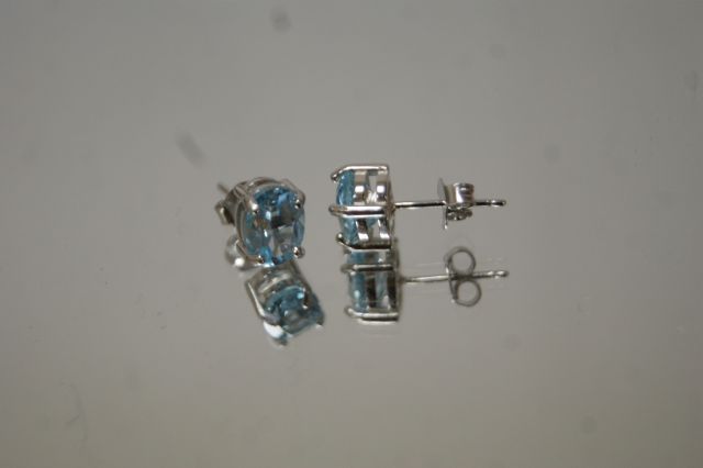 Null 镶嵌蓝色黄宝石的银质耳环一对（共2.5克拉）。毛重：1.91克