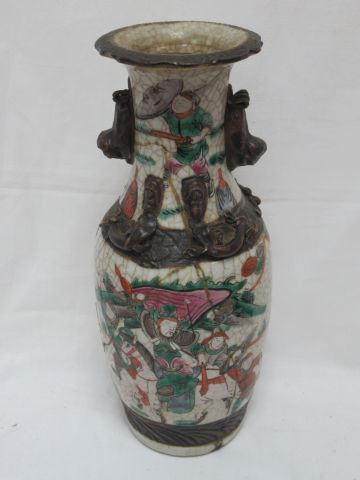 Null 中国，有裂纹的瓷质南金花瓶，有战争场景的装饰，高：24厘米。19世纪的作品，有缺口和破损的卡子。