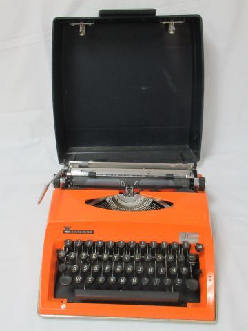 Null CONTESSA打字机，金属和橙色树脂材质。30厘米 60/70年。在其案件中。另一台机器被连接（箱子卡住，打不开）。