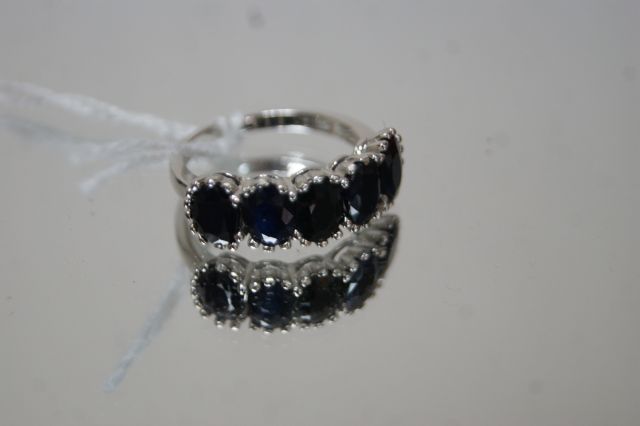 Null Silver ring, set with 5 sapphires. Gross weight : 4,01 g TDD 57
