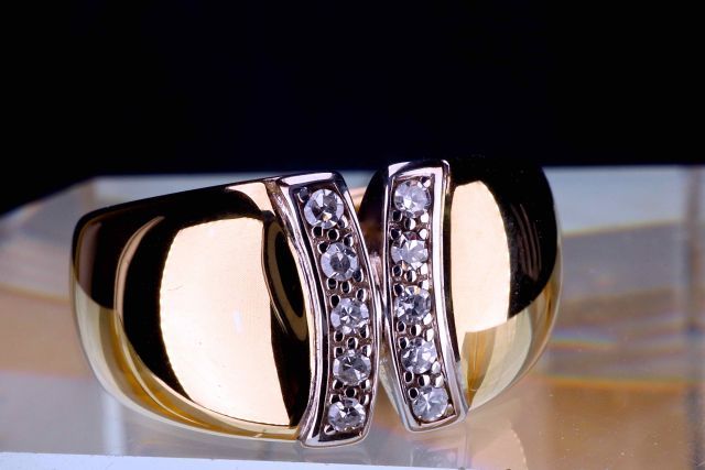 Null 奢华的当代设计师半环形戒指，18K黄金和白金，2条1厘米的X线，镶嵌10颗0.15ct的天然钻石。尺寸52（可更换），7,5克。独特的作品。有盒子和证&hellip;