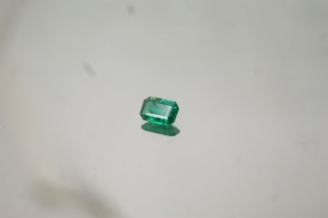 Null Beautiful emerald with cut sides on paper. 

Accompanied by an AIG certific&hellip;