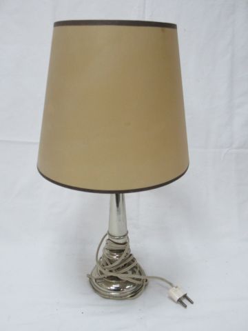 Null Pied de lampe en métal. Avec son abat-jour. Haut.: 44 cm