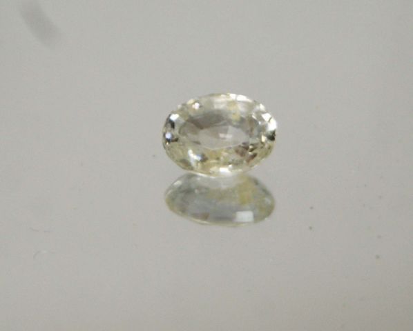 Null 非常苍白至无色的黄色蓝宝石，纸质。

附有GFCO证书，证明宝石没有经过热处理，其产地为斯里兰卡。

重量：1.49克拉。