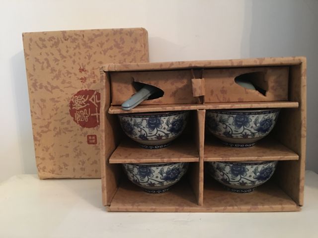 Null 中国 盒子里有4个汤碗（长11厘米，高6厘米）和4个勺子，盒子25x20厘米，高11厘米