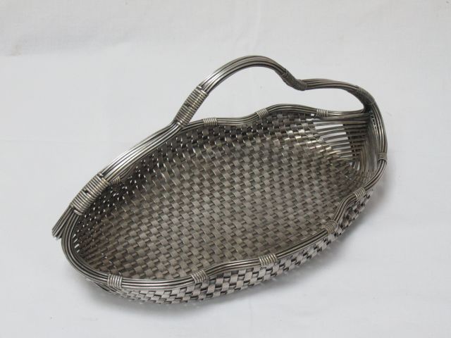 Null Panière en métal argenté tressé, à l'imitation de la vannerie. Long.: 32 cm