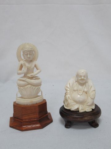 Null 亚洲 拍卖会上有两件象牙神像。在他们的木制底座上。高度：8-12厘米