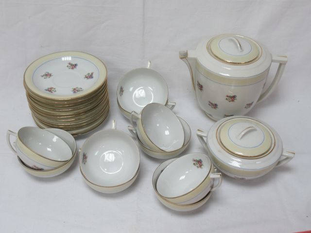 Null 利摩日风格的白色瓷器服务套装，有黄色和金色镶边，包括咖啡壶、糖碗、10个杯子和12个茶碟