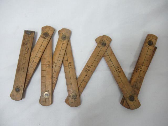 Null Regla plegable de madera. Alrededor de 1930. Longitud: 13 cm (plegado)