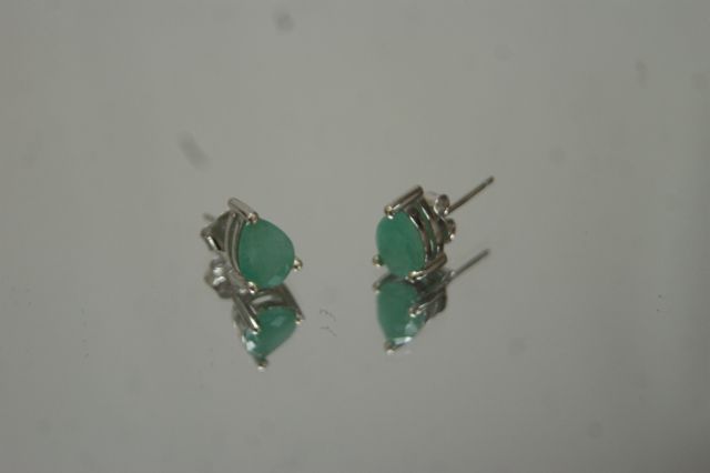 Null 一对镶有绿宝石的银质耳环（共2克拉）。毛重 : 1,7 g