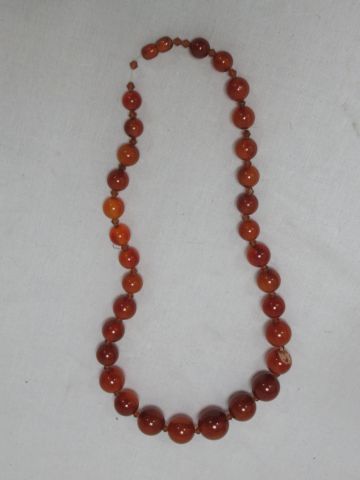 Null Halskette aus Bakelit. Länge: 50 cm (offen)