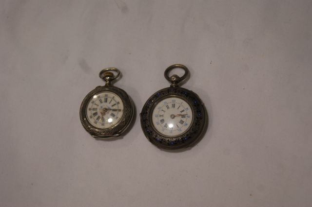 Null Lot of two silver collar watches. Gross weight : 54 g