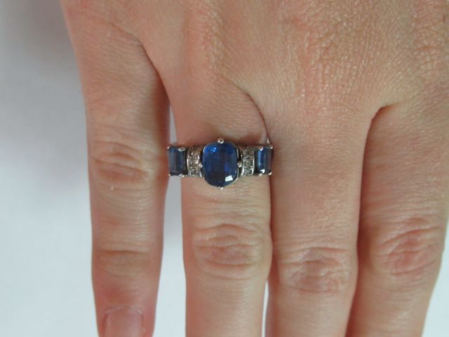 Null 镶嵌有蓝晶石和岩石水晶的银戒指。毛重2.96克。TDD 52