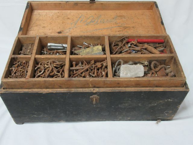 Null Un forte set di vecchi strumenti. In una scatola di legno.