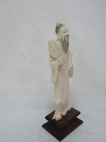 Null JAPANISCHER Elfenbein-Okimono mit einer männlichen Figur. Sockel aus Holz. &hellip;
