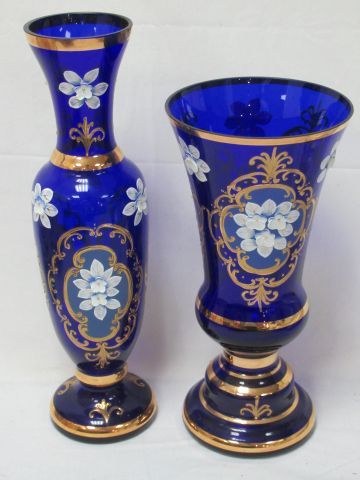Null Un set di due vasi di vetro con fiori dipinti e riflessi dorati. Altezza: 2&hellip;