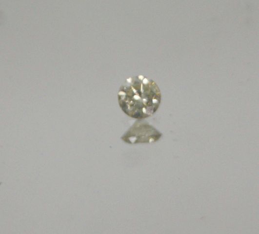Null Diamante de talla brillante sobre papel. 

Peso : 0,18 quilates aprox.