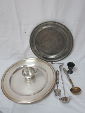 Null 一件镀银的拍品，包括一个打孔勺，一个杯子（圣梅达），一个洒水勺（银柄），一个开胃菜叉子（银柄），一个银盐勺（重量：7克）。包括一个鸡蛋杯和一个锡制盘子&hellip;