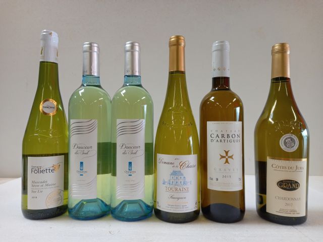 Null Lote de 6 botellas : 

1 Côtes du Jura. 2012. Domaine Grand. Medalla de pla&hellip;