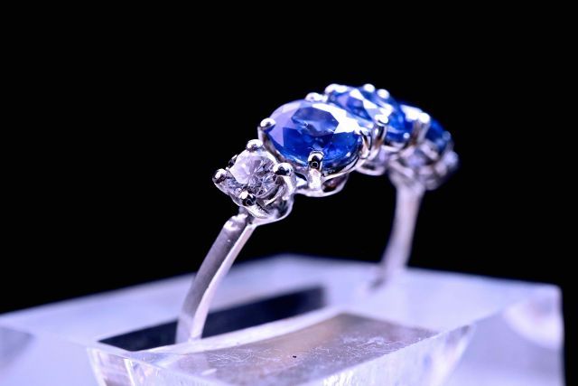 Null 独特的铂金和18K白金戒指，镶嵌了3颗经认证的天然坎查纳布里蓝宝石，明亮式切割，透明的浓蓝色，约1.50克拉，2颗高品质的天然钻石，0.16克拉。54&hellip;