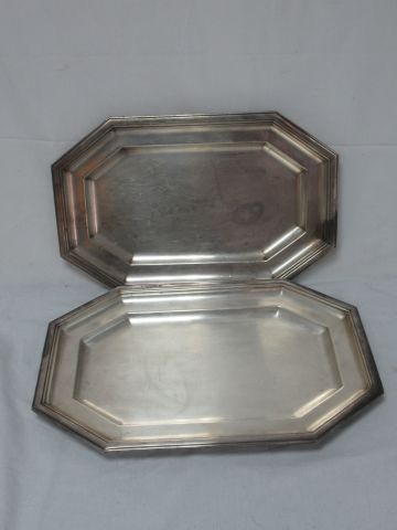 Null Set di due piatti in metallo. Lunghezza: 36 cm