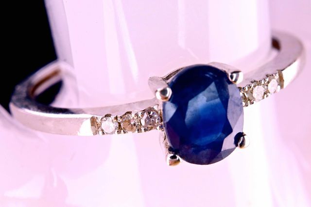Null 18K白金戒指，以一颗透明的蓝色椭圆形天然蓝宝石为中心，镶嵌在经实验室认证的0.45克拉的爪子上，以及6颗天然明亮型钻石，共计0.10克拉。1.4 g&hellip;