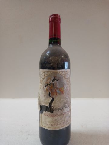 Null 一瓶圣艾美伦特级酒，2000年。雅克-白葡萄酒酒庄的 "阿利诺 "葡萄酒。良好的水平。损坏的标签