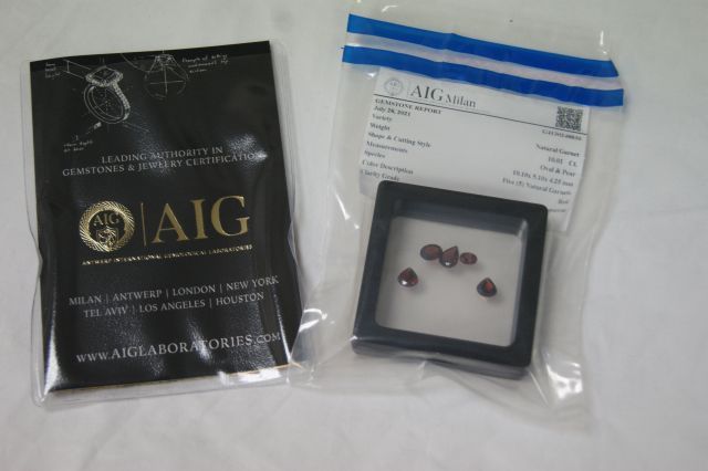Null Lot of 5 topazes, 10.01 carats in all. With their certificate (AIG Milan)