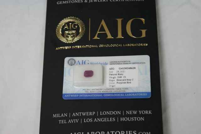 Null Rubí. Peso: 2,60 quilates. Con su certificado (AIG Milán)