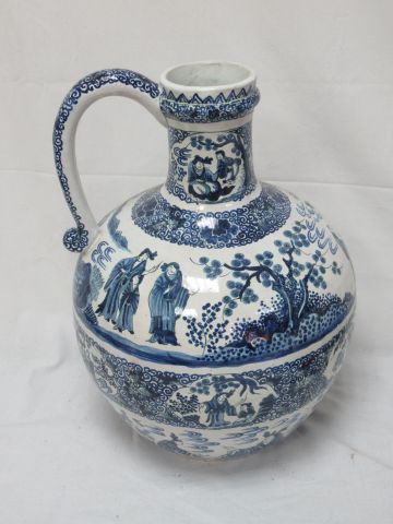 Null Große weiße Keramikkanne mit blauem Chinoiserie-Dekor. Höhe: 37 cm