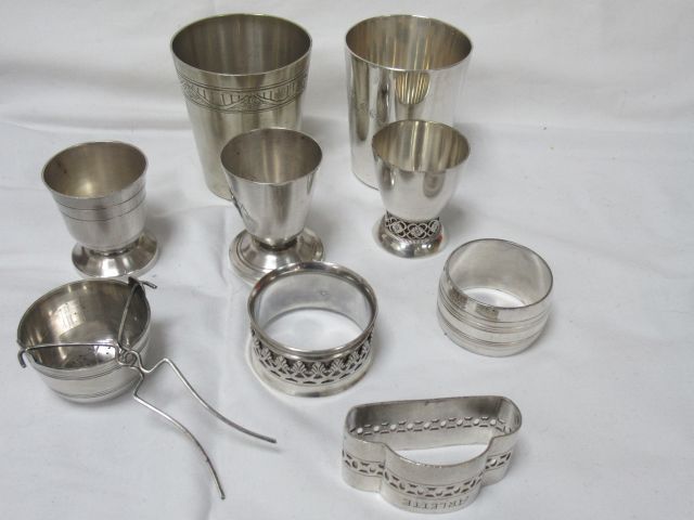 Null 镀银拍品，包括2个水壶（一个Caillard-Bayard），3个鸡蛋杯，3个餐巾环和一个茶托。