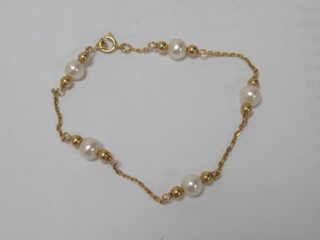 Null 黄金手镯，点缀着养殖珍珠。毛重：3.5克 长度：19厘米