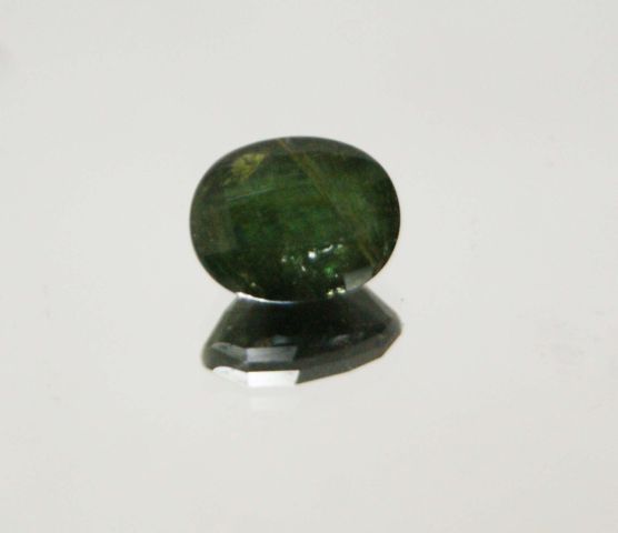 Null Importante tourmaline verte de taille ovale sur papier. 

Poids : 5,12 cara&hellip;