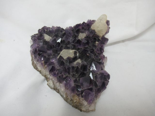 Null 一块紫水晶。12厘米