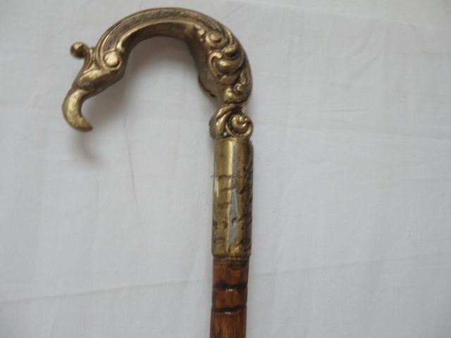 Null 木制手杖，铜制鞍座，上面有鸟的装饰，末端是一个卷轴，80厘米。白色金属的修复。