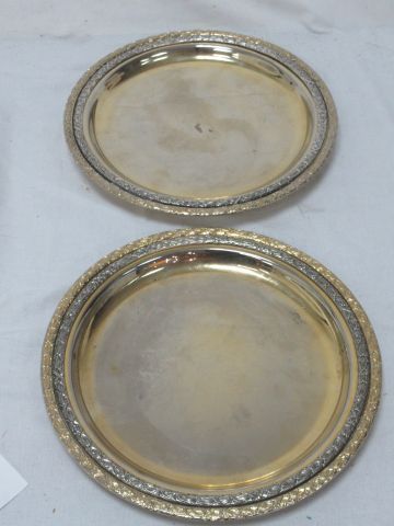Null Pair of round gilt metal dishes (partly depatinated). Diameter: 26 cm